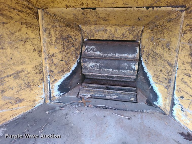 image for item DR7800 2013 Vermeer BC1200XL  wood chipper