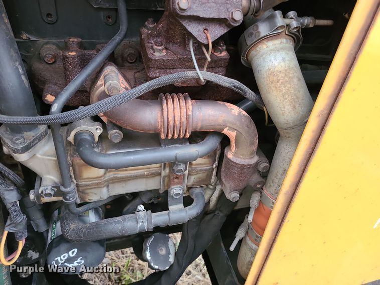 image for item DR7800 2013 Vermeer BC1200XL  wood chipper