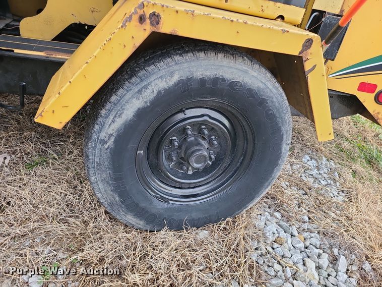 image for item DR7800 2013 Vermeer BC1200XL  wood chipper