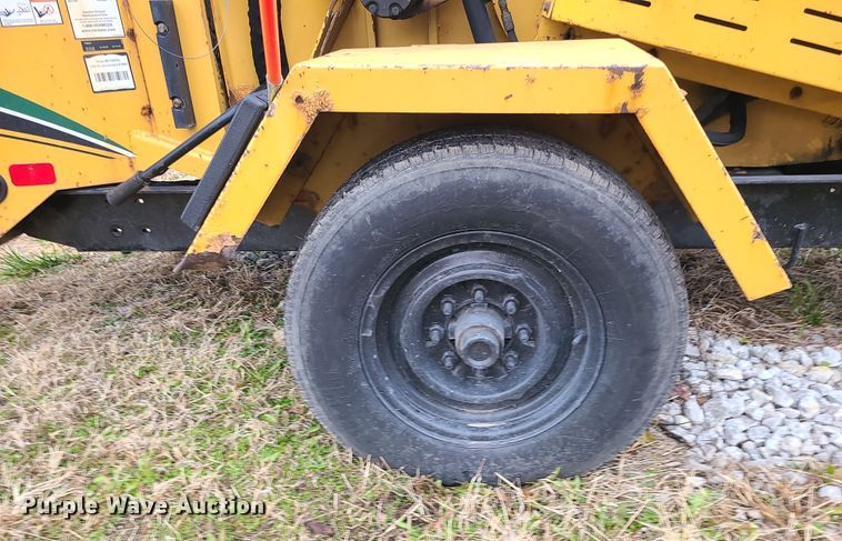 image for item DR7800 2013 Vermeer BC1200XL  wood chipper