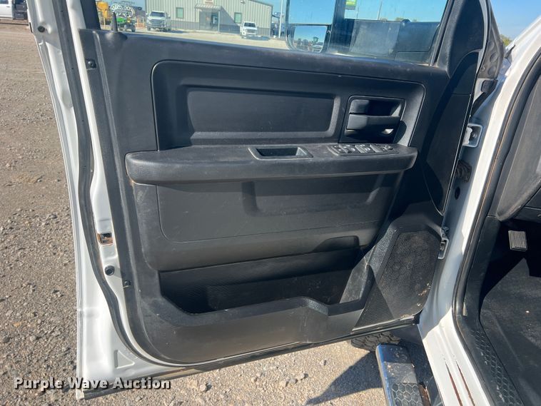 image for item DS2461 2017 Dodge Ram 5500HD  Crew Cab flatbed truck