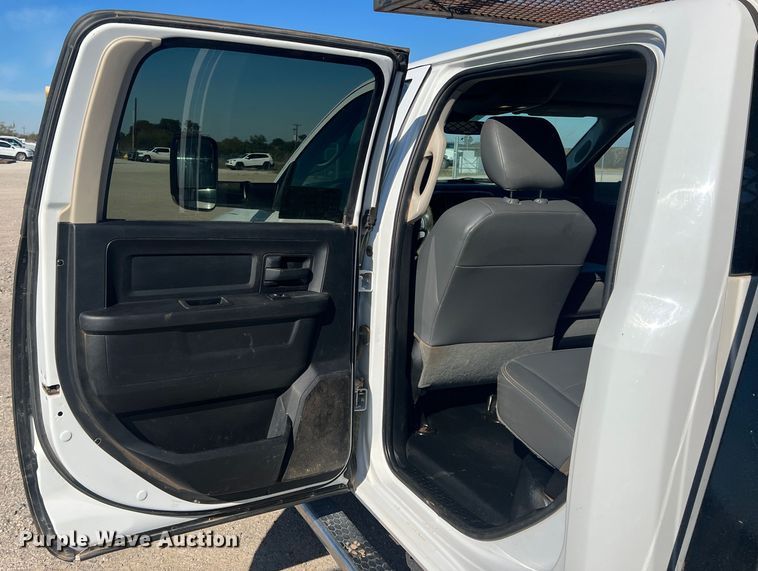 image for item DS2461 2017 Dodge Ram 5500HD  Crew Cab flatbed truck