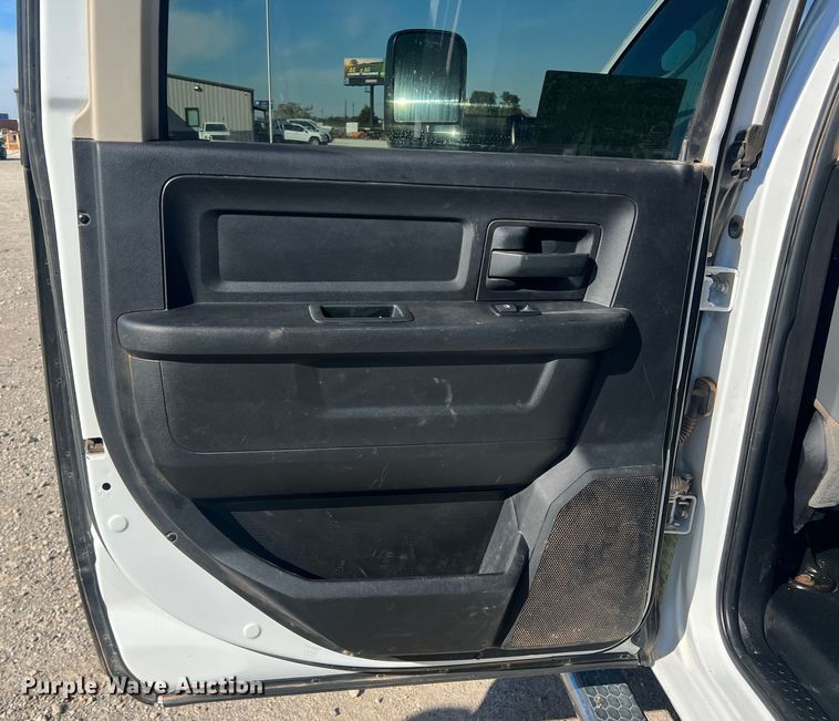 image for item DS2461 2017 Dodge Ram 5500HD  Crew Cab flatbed truck