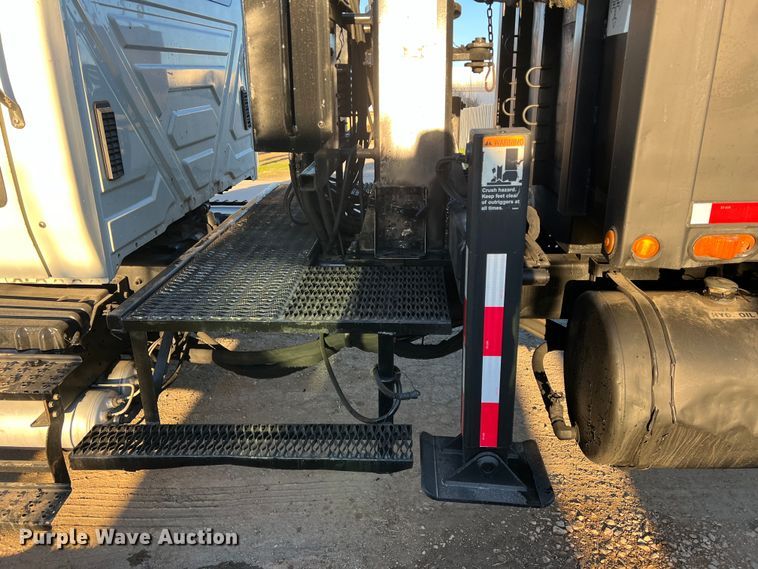 image for item DS2465 2014 International 4300  grapple crane truck