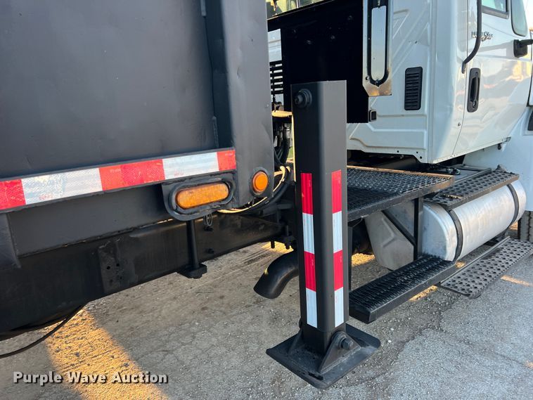 image for item DS2465 2014 International 4300  grapple crane truck