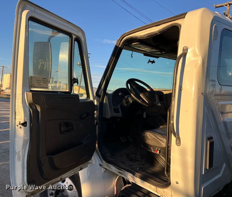 image for item DS2465 2014 International 4300  grapple crane truck