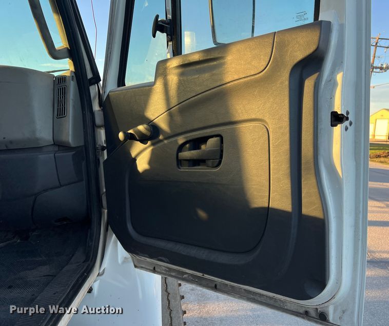 image for item DS2465 2014 International 4300  grapple crane truck