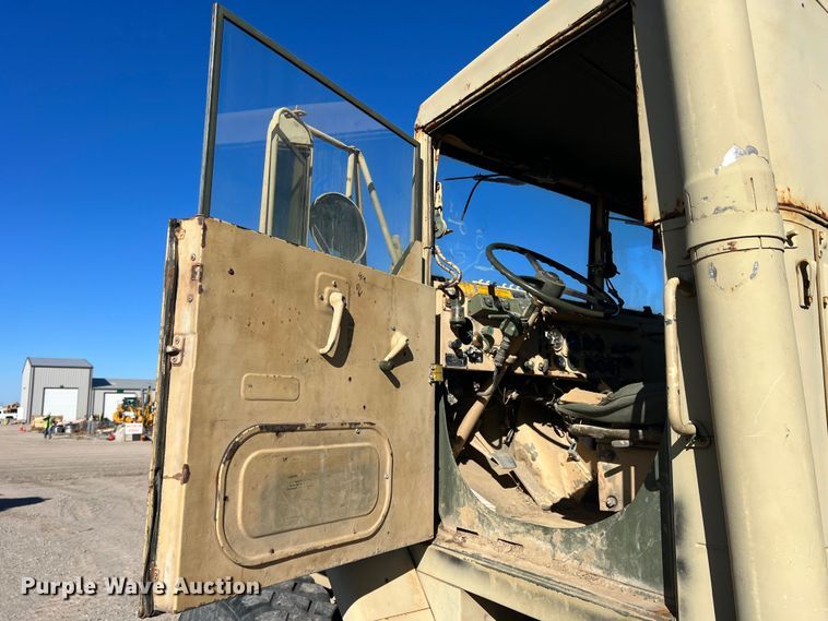 image for item DS2469 1991 BMY  flatbed truck