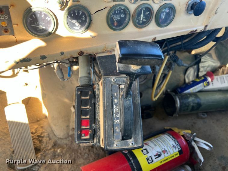 image for item DS2469 1991 BMY  flatbed truck