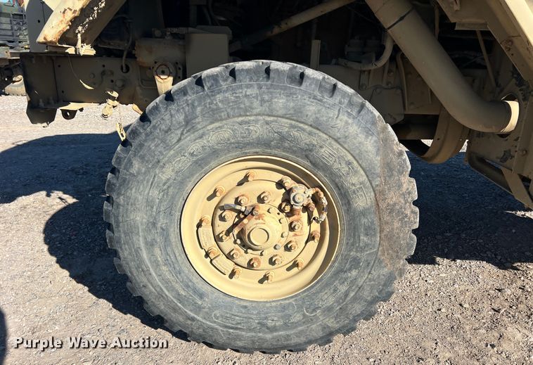 image for item DS2469 1991 BMY  flatbed truck