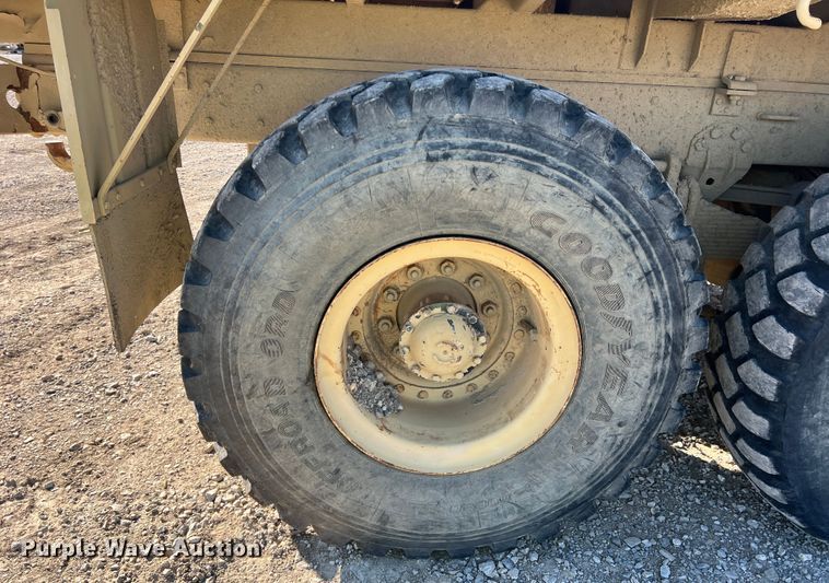 image for item DS2469 1991 BMY  flatbed truck