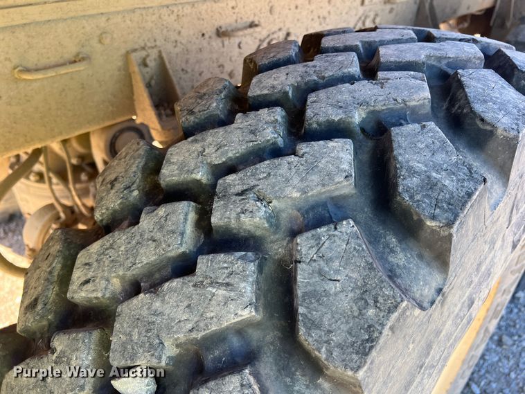 image for item DS2469 1991 BMY  flatbed truck