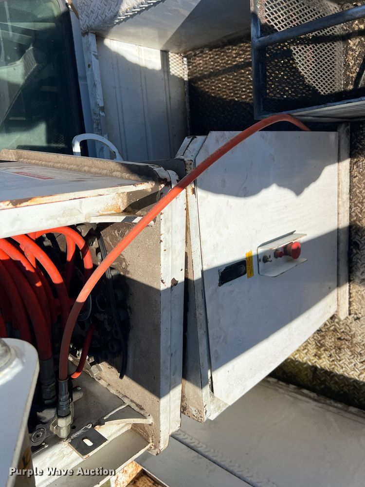 image for item DS2480 2006 Ford F550  bucket truck