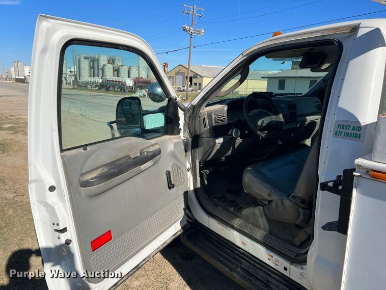 image for item DS2480 2006 Ford F550  bucket truck