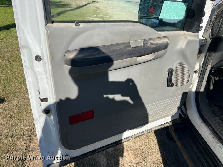 image for item DS2480 2006 Ford F550  bucket truck