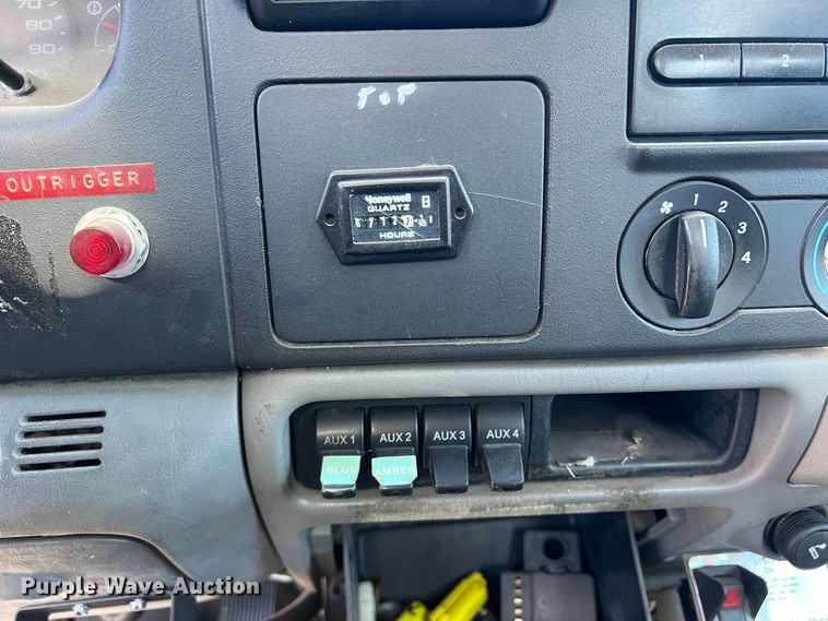 image for item DS2480 2006 Ford F550  bucket truck