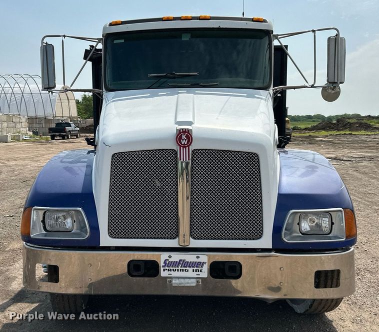 image for item DS6420 2007 Kenworth T300  flatbed truck