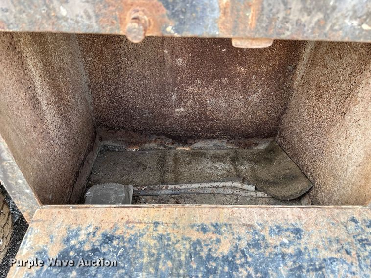 image for item DS6420 2007 Kenworth T300  flatbed truck