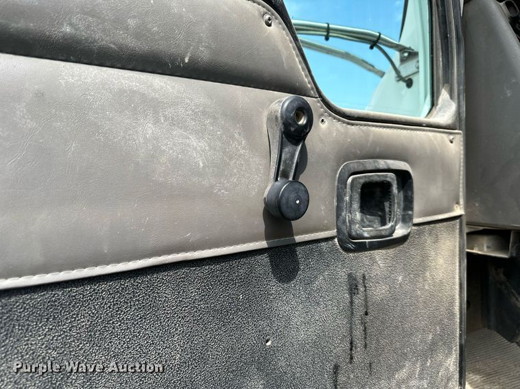 image for item DS6420 2007 Kenworth T300  flatbed truck