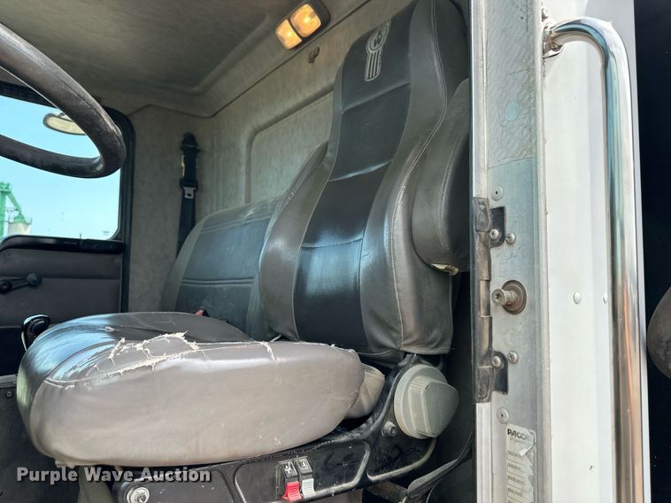 image for item DS6420 2007 Kenworth T300  flatbed truck