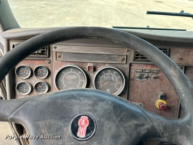 image for item DS6420 2007 Kenworth T300  flatbed truck