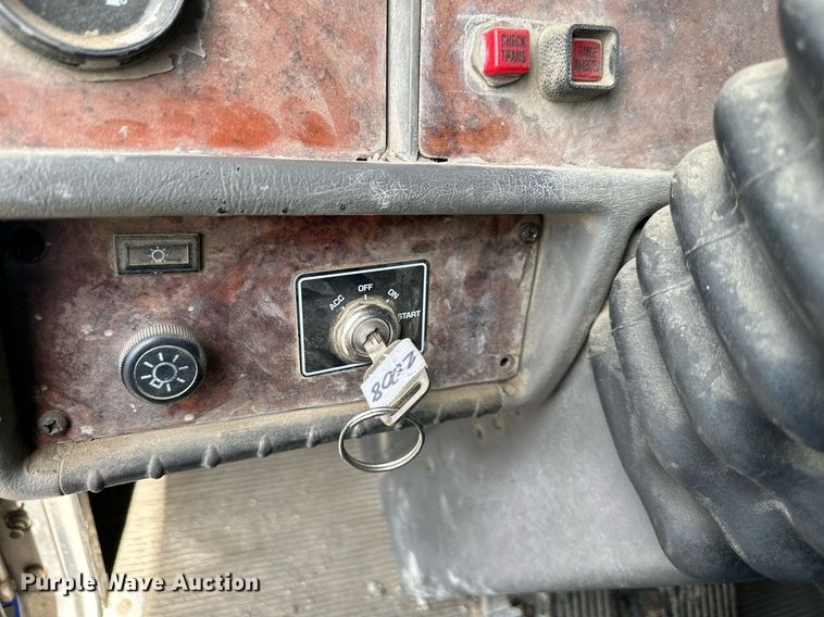 image for item DS6420 2007 Kenworth T300  flatbed truck