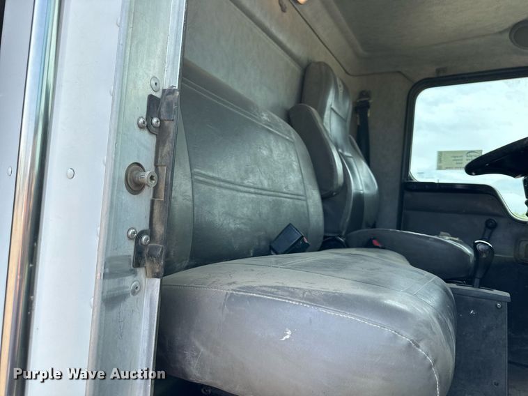 image for item DS6420 2007 Kenworth T300  flatbed truck