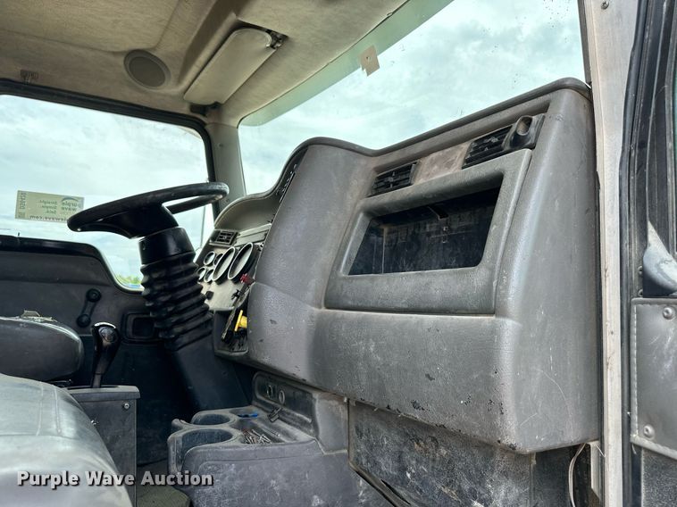 image for item DS6420 2007 Kenworth T300  flatbed truck