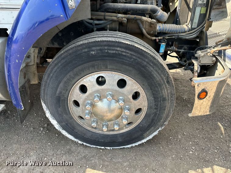 image for item DS6420 2007 Kenworth T300  flatbed truck