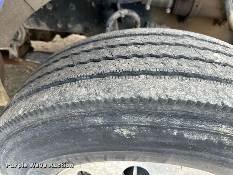 image for item DS6420 2007 Kenworth T300  flatbed truck