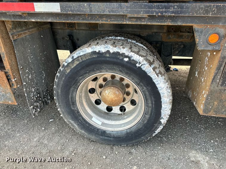 image for item DS6420 2007 Kenworth T300  flatbed truck