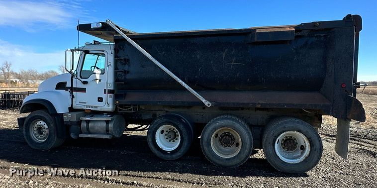 image for item DS6453 2007 Mack CV713  dump truck