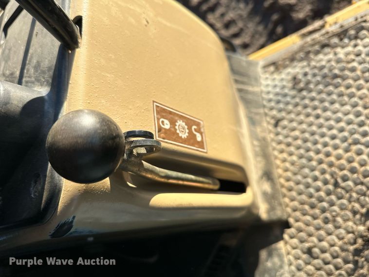 image for item DS6463 2000 Caterpillar 953C  track loader