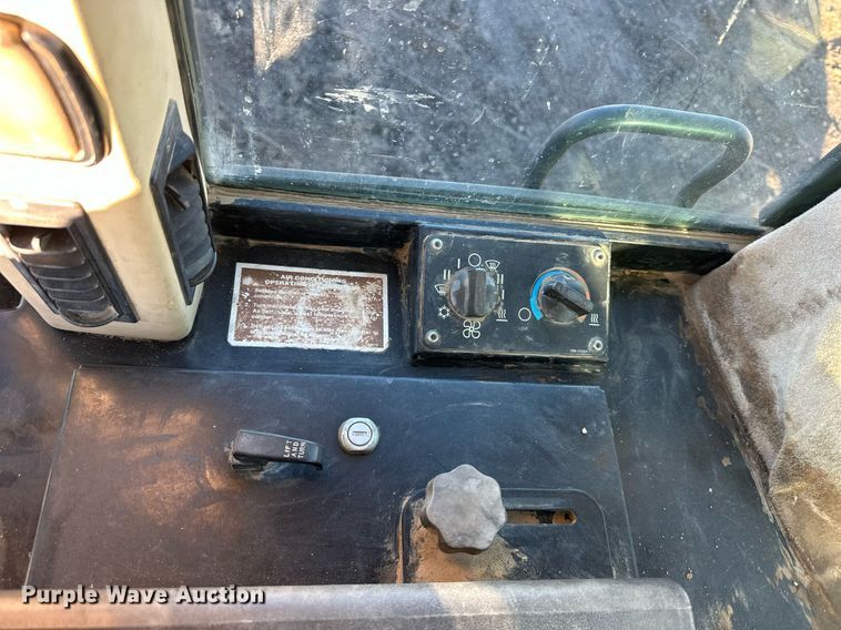 image for item DS6463 2000 Caterpillar 953C  track loader