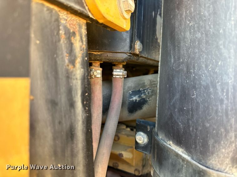 image for item DS6463 2000 Caterpillar 953C  track loader