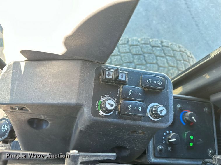 image for item DS6480 2019 John Deere 672GP  motor grader