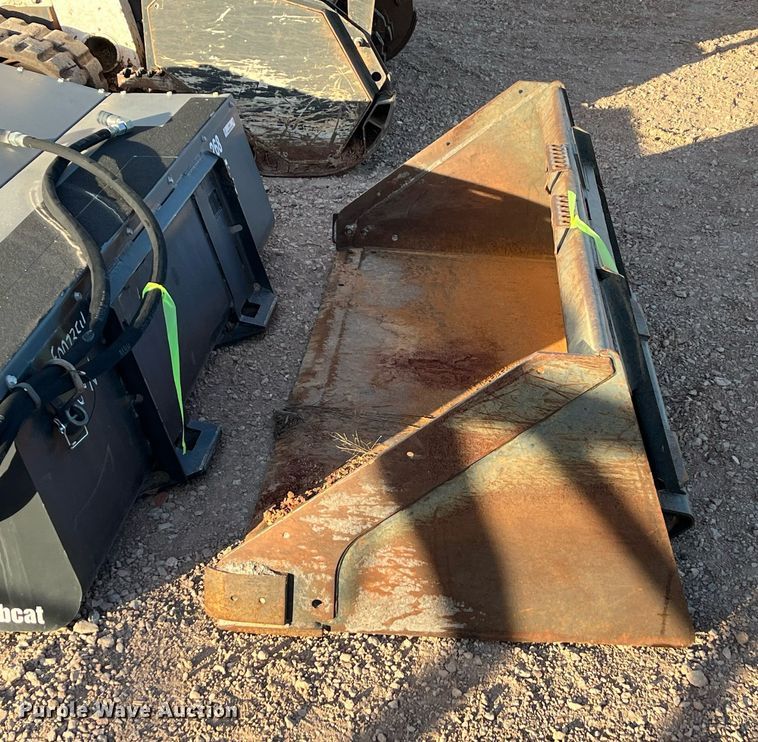 image for item EI0527 Skid steer bucket