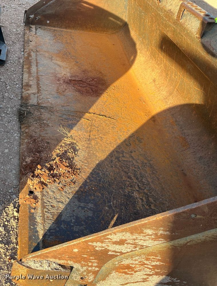 image for item EI0527 Skid steer bucket