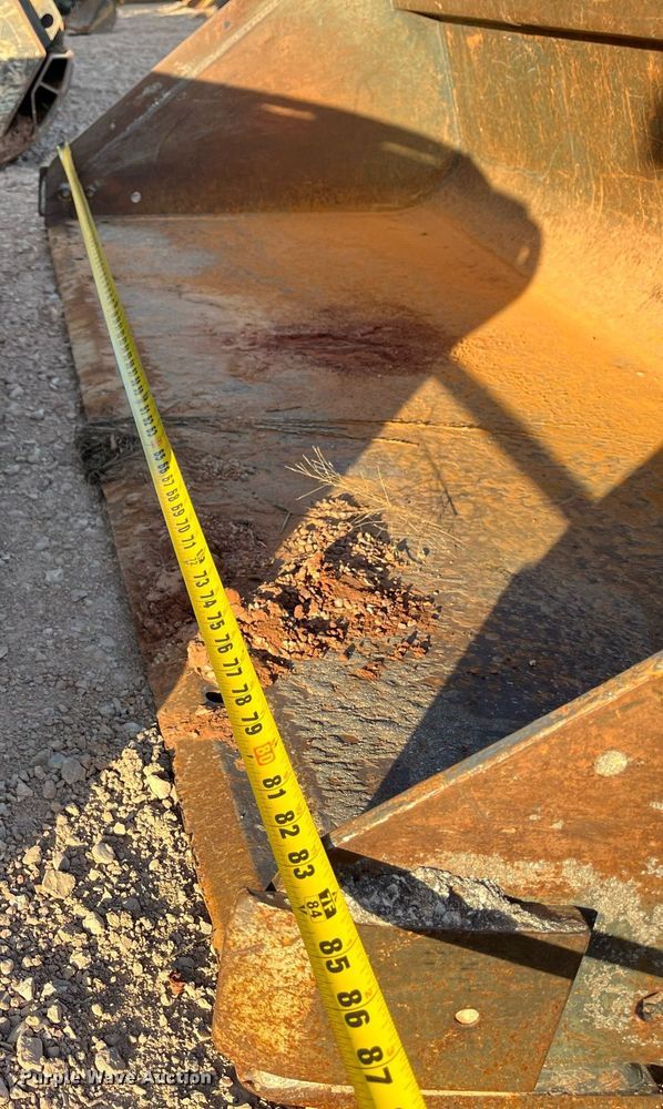 image for item EI0527 Skid steer bucket