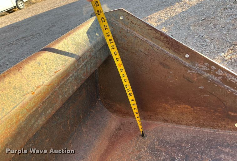 image for item EI0527 Skid steer bucket