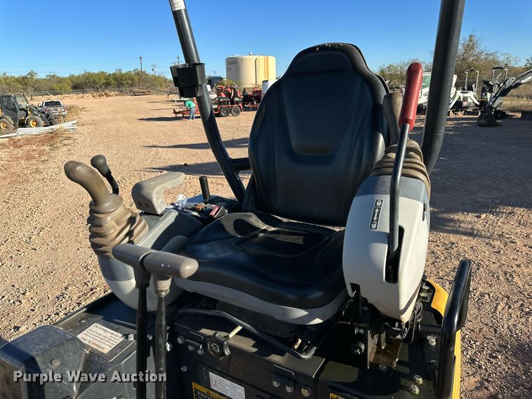 image for item EI0533 2019 John Deere 17G  mini excavator