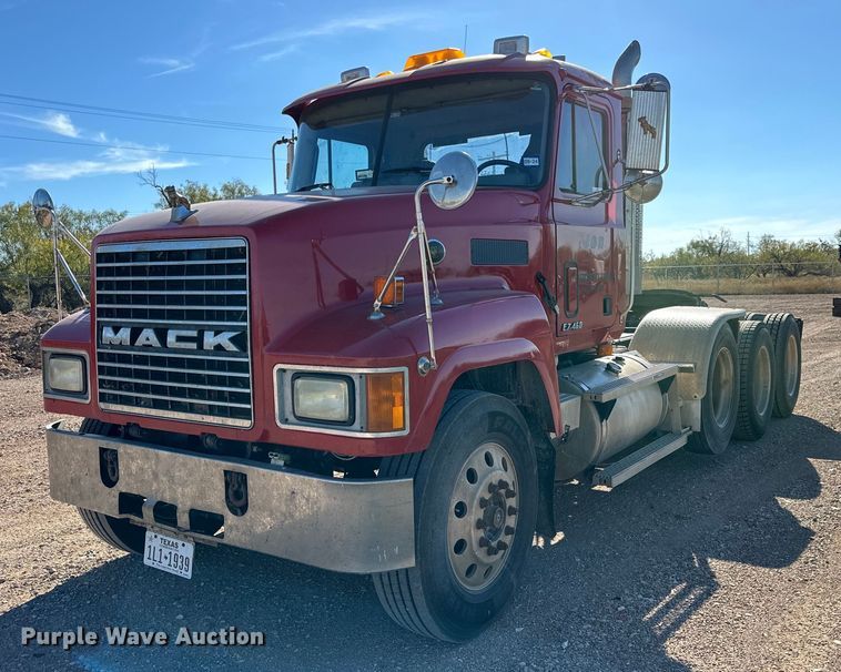 image for item EI0538 1999 Mack CH613  semi truck