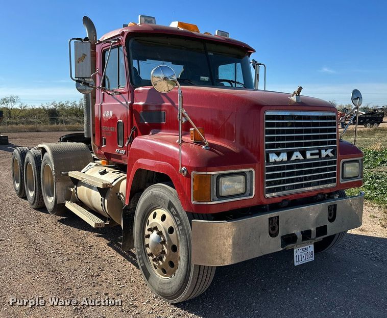 image for item EI0538 1999 Mack CH613  semi truck
