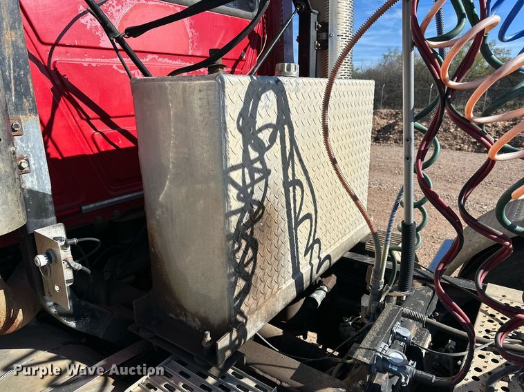 image for item EI0538 1999 Mack CH613  semi truck