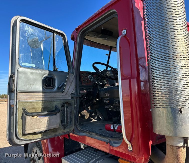 image for item EI0538 1999 Mack CH613  semi truck