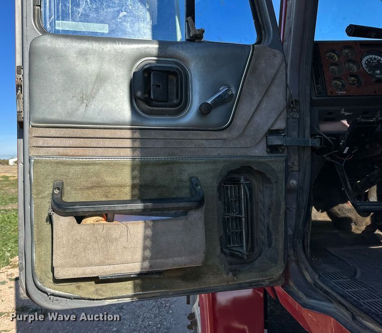 image for item EI0538 1999 Mack CH613  semi truck