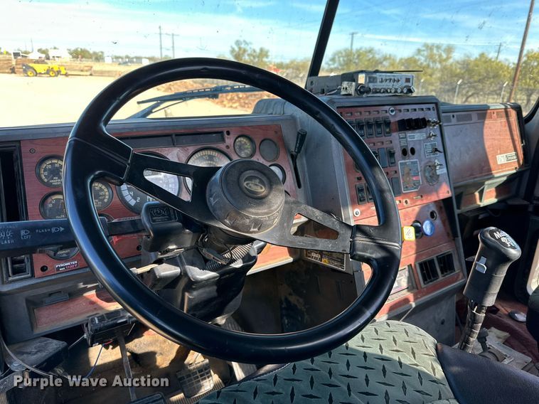 image for item EI0538 1999 Mack CH613  semi truck