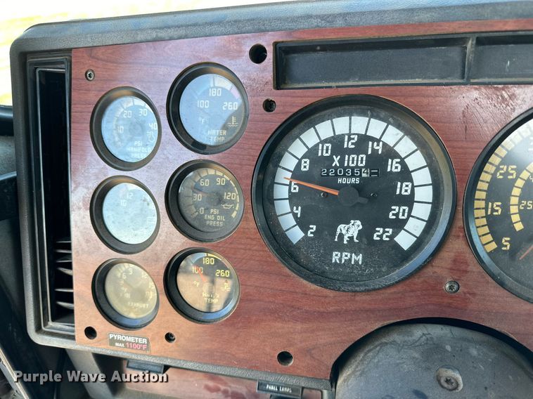 image for item EI0538 1999 Mack CH613  semi truck