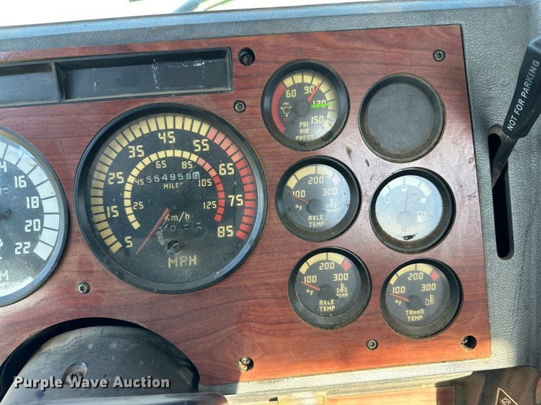 image for item EI0538 1999 Mack CH613  semi truck