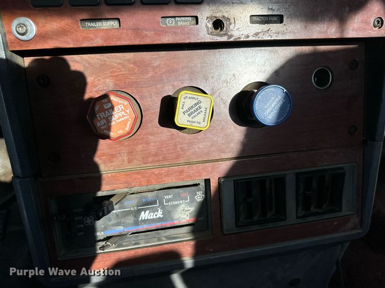 image for item EI0538 1999 Mack CH613  semi truck